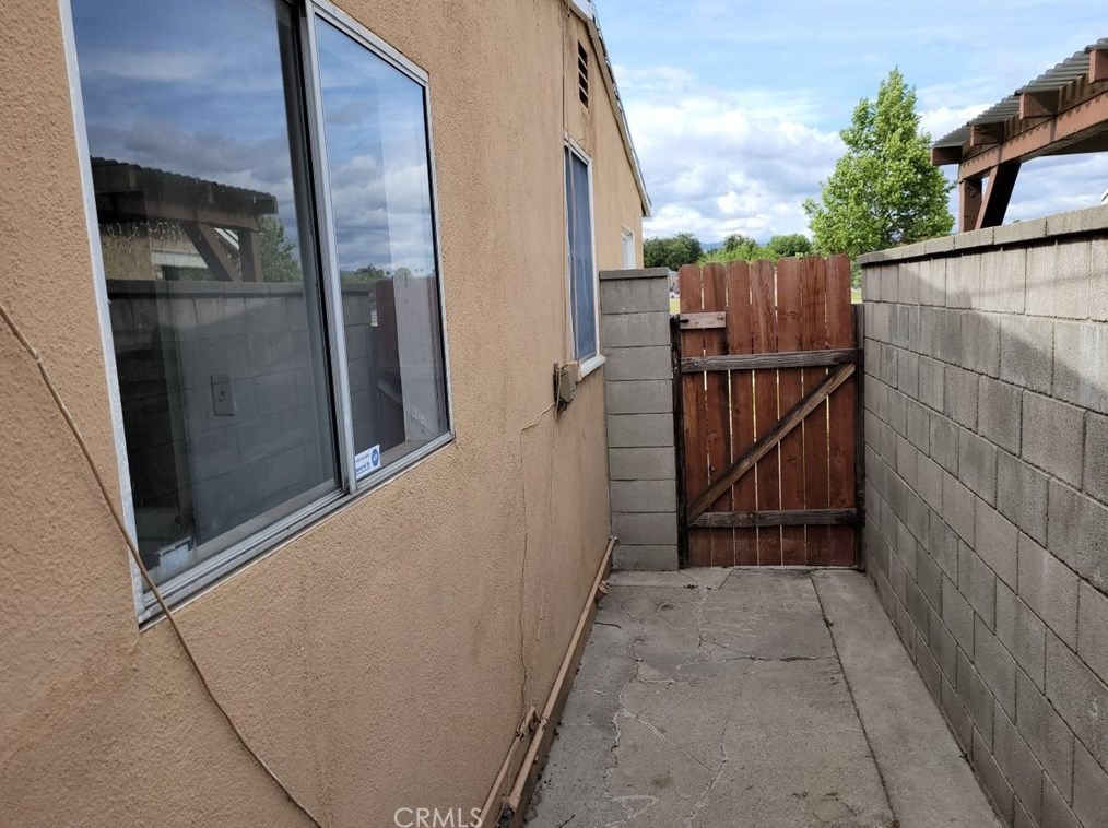 19454 Hartland St, Los Angeles CA  91335-3737 exterior