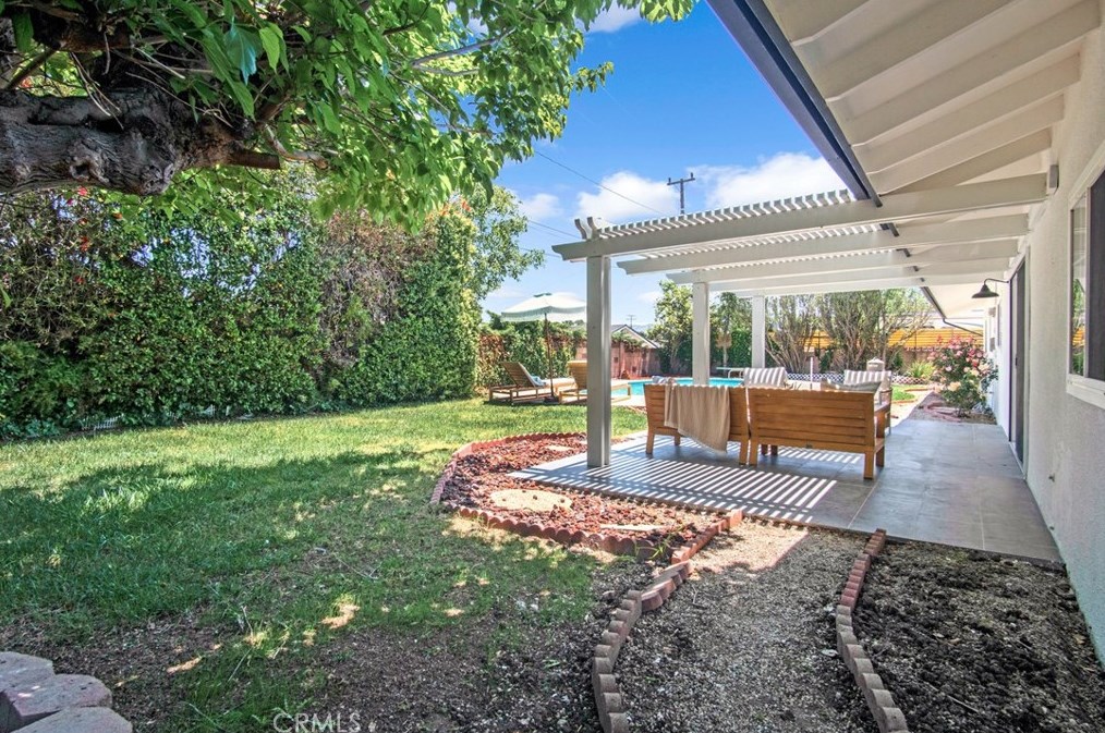 1376 Feather Ave, Thousand Oaks CA  91360-3413 exterior