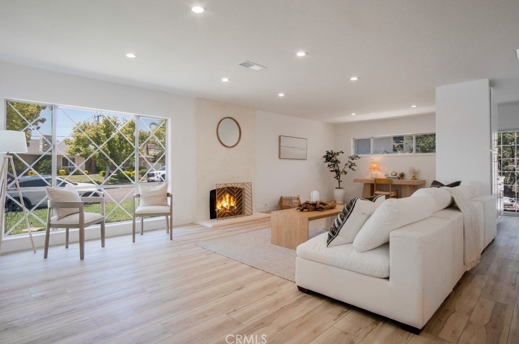 1376 Feather Ave, Thousand Oaks CA  91360-3413 exterior