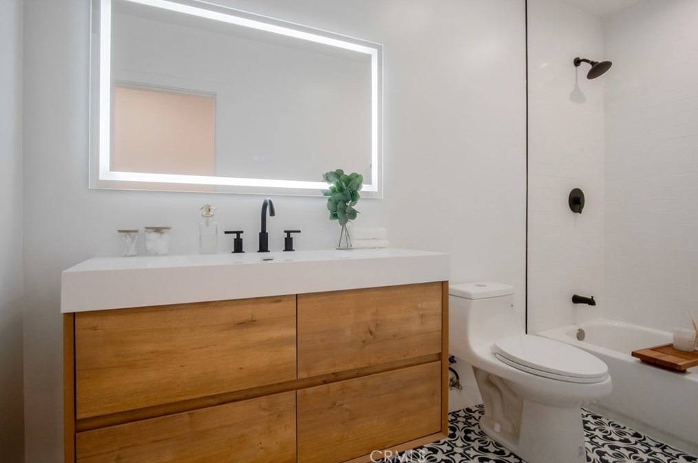 1376 Feather Ave, Thousand Oaks CA  91360-3413 exterior