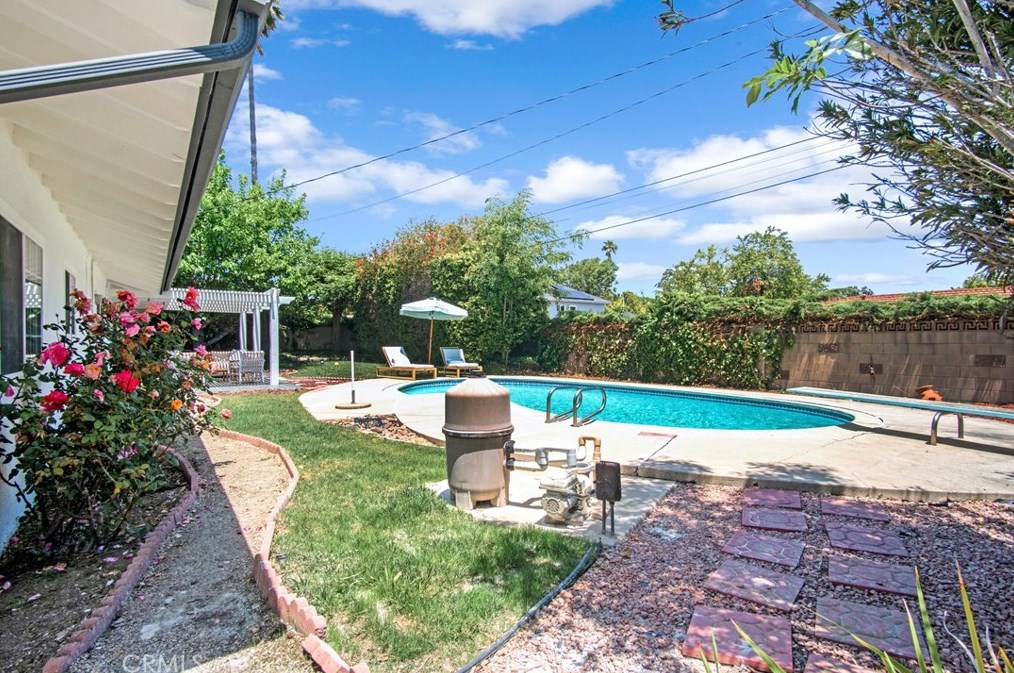 1376 Feather Ave, Thousand Oaks CA  91360-3413 exterior