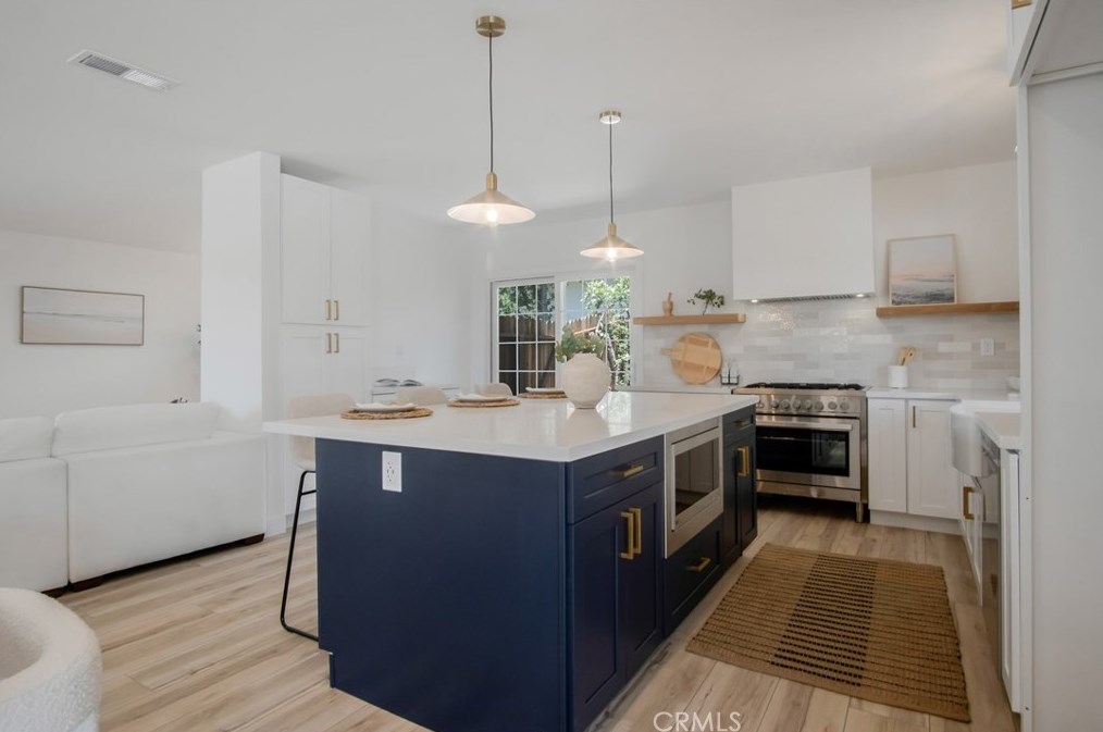 1376 Feather Ave, Thousand Oaks CA  91360-3413 exterior