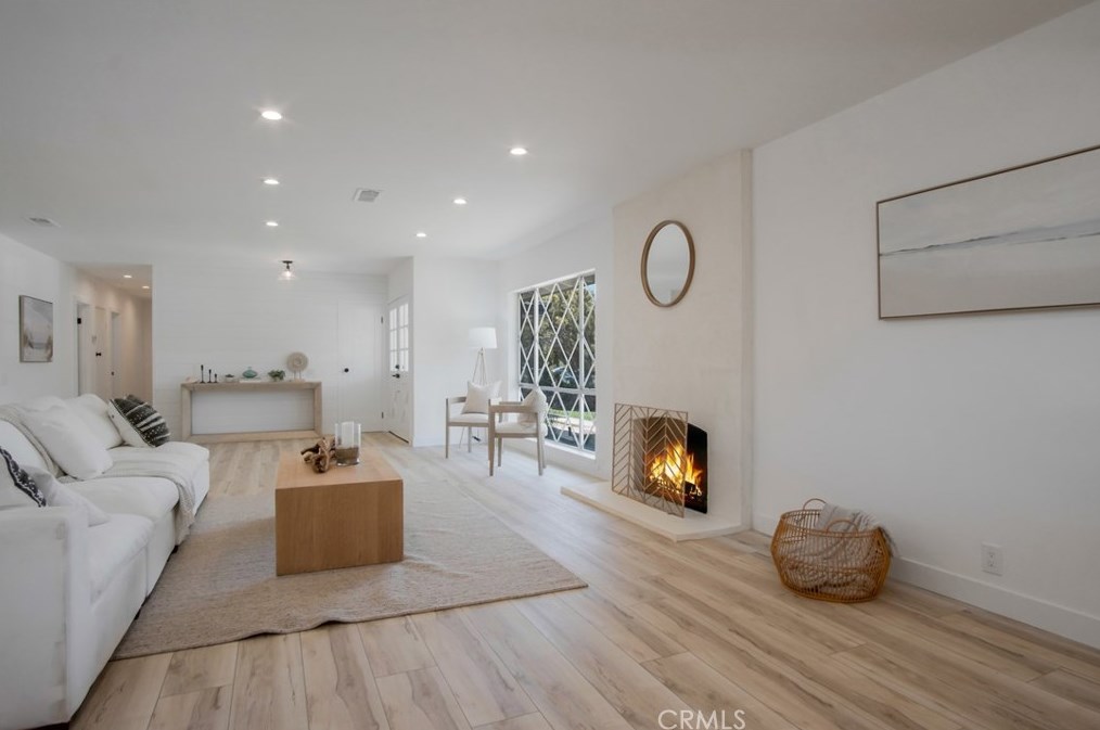 1376 Feather Ave, Thousand Oaks CA  91360-3413 exterior