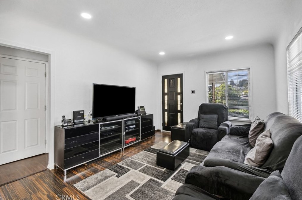 3356 Isabel Dr, Los Angeles CA  90065-2609 exterior
