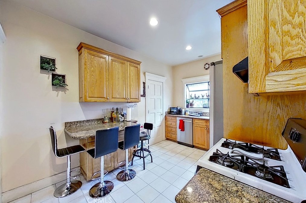 1223 37th Dr, Los Angeles CA  90018-4407 exterior