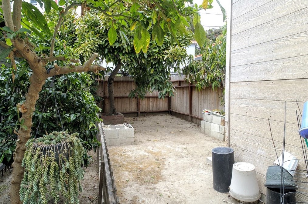 1223 37th Dr, Los Angeles CA  90018-4407 exterior