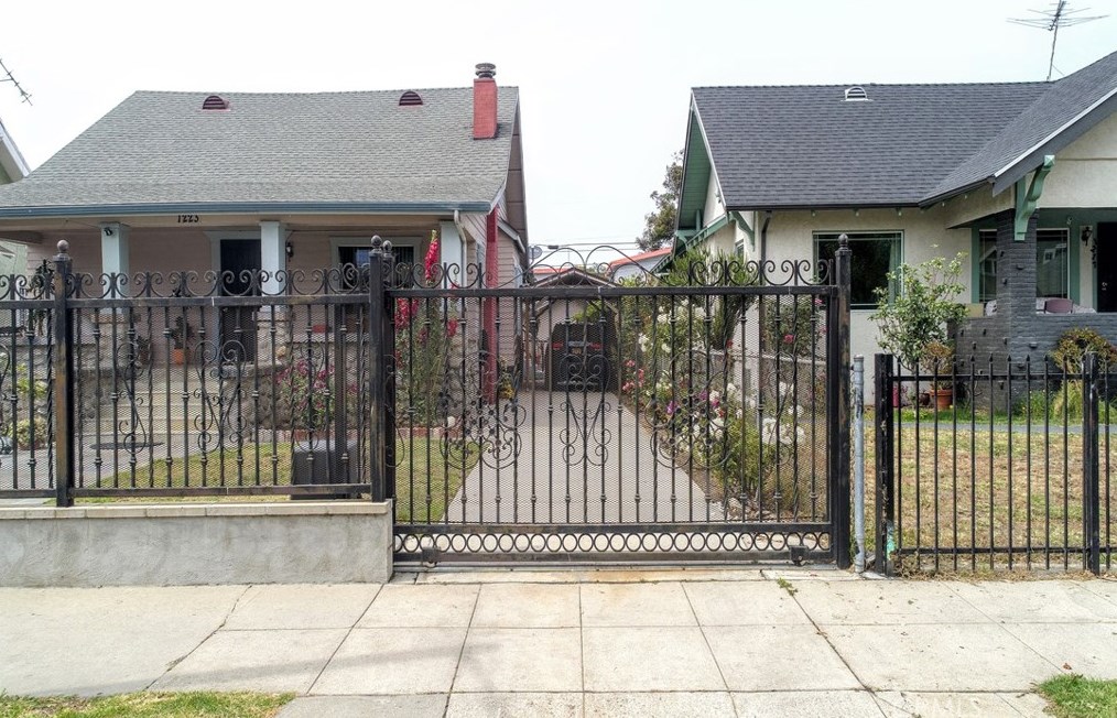 1223 37th Dr, Los Angeles CA  90018-4407 exterior