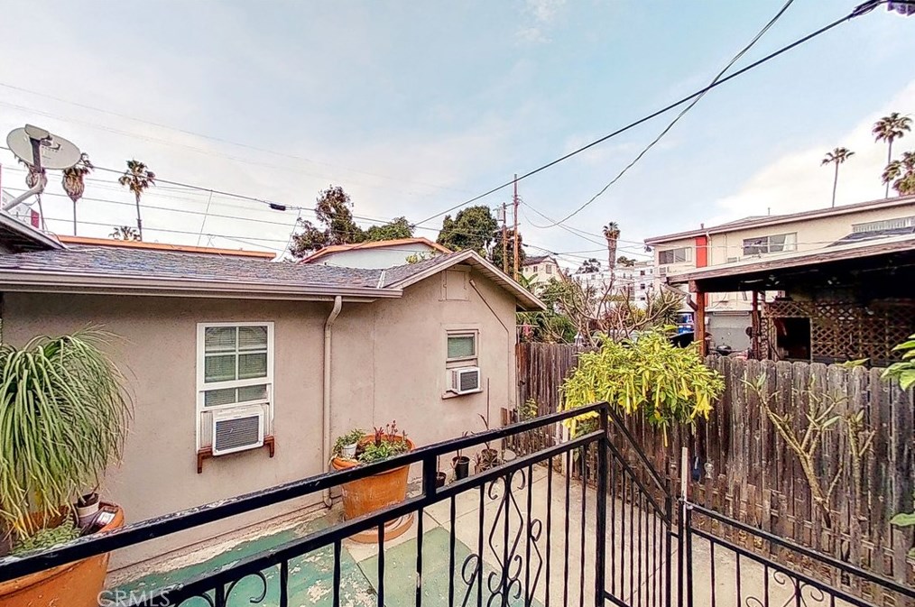 1223 37th Dr, Los Angeles CA  90018-4407 exterior