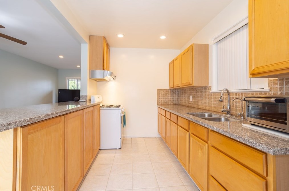 9663 Amboy Ave, Los Angeles CA  91331-3705 exterior