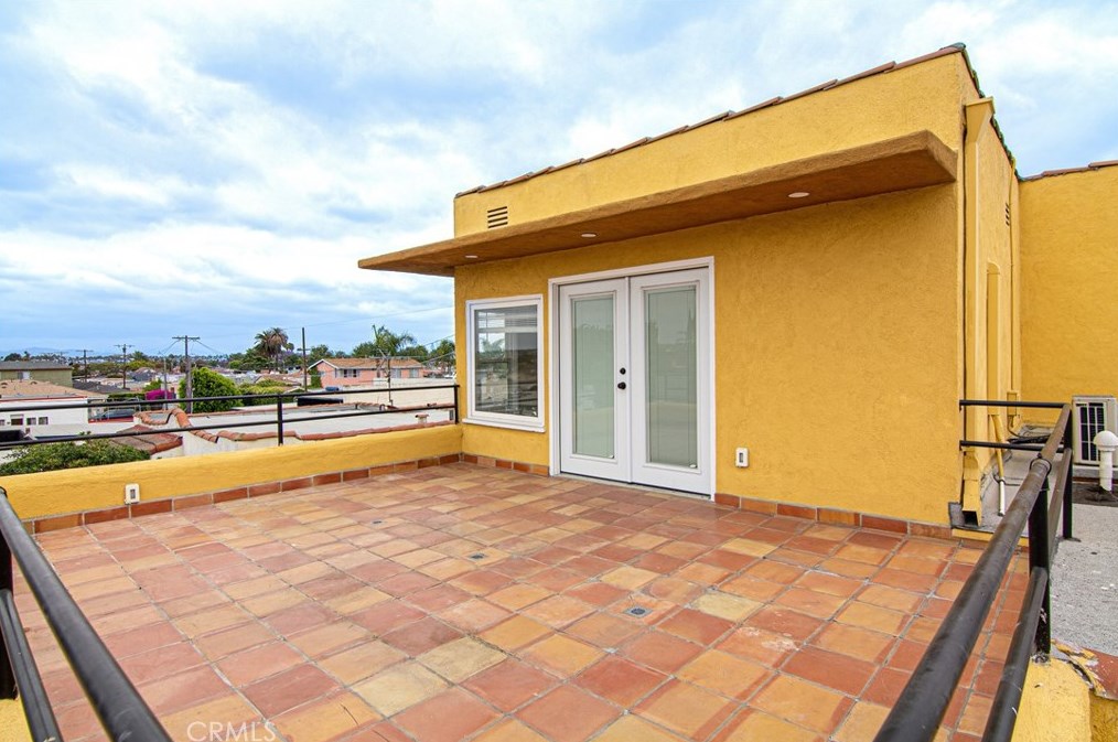 6806 Van Ness Ave, Los Angeles CA  90047-1654 exterior