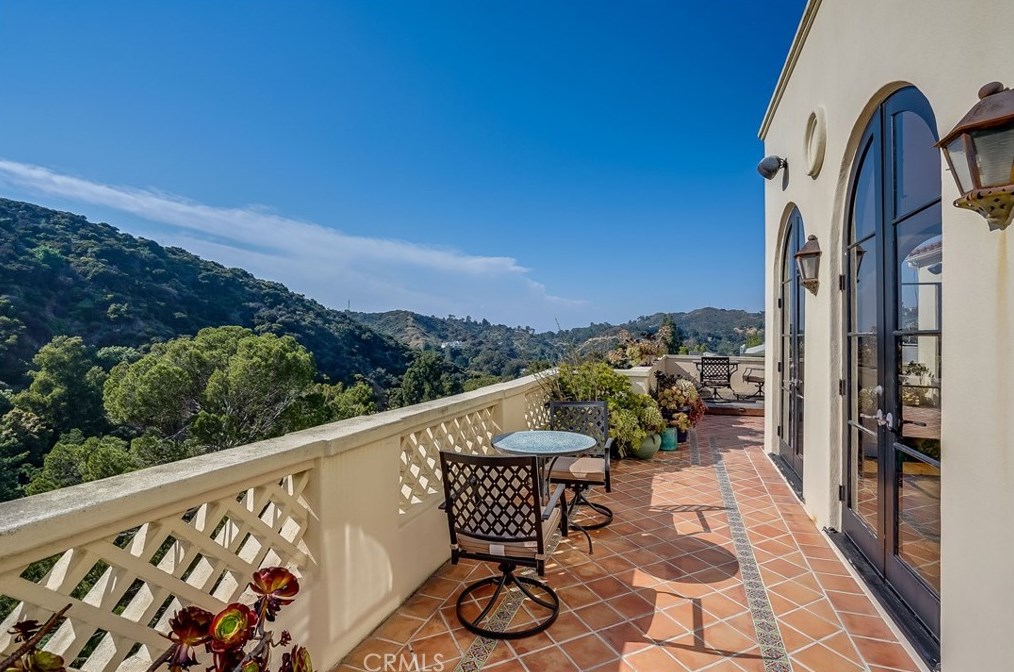 2169 Groveland Dr, Los Angeles CA  90046-1521 exterior