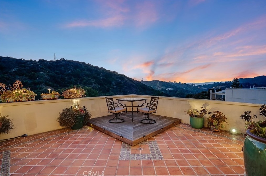 2169 Groveland Dr, Los Angeles CA  90046-1521 exterior