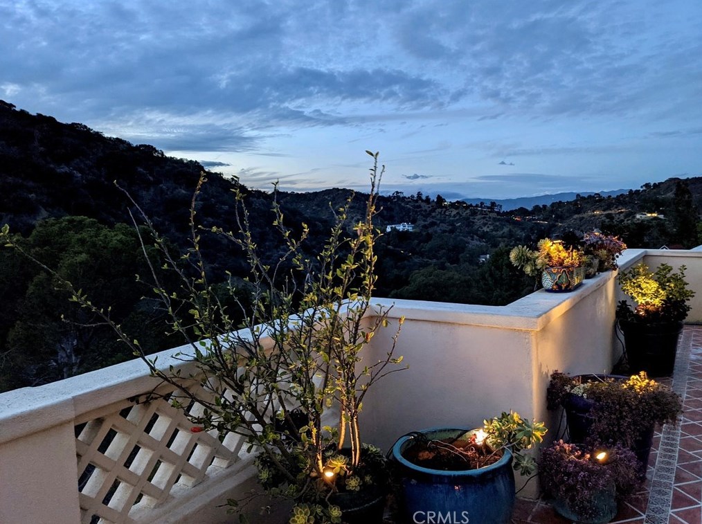 2169 Groveland Dr, Los Angeles CA  90046-1521 exterior