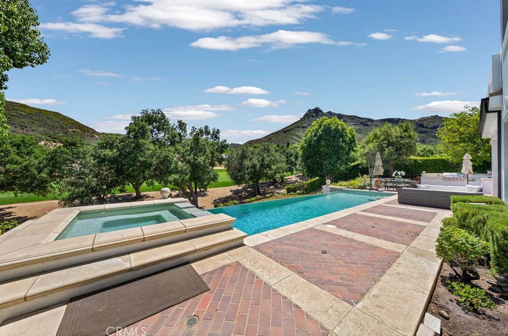 2816 Ladbrook Way, Thousand Oaks CA  91361-5325 exterior