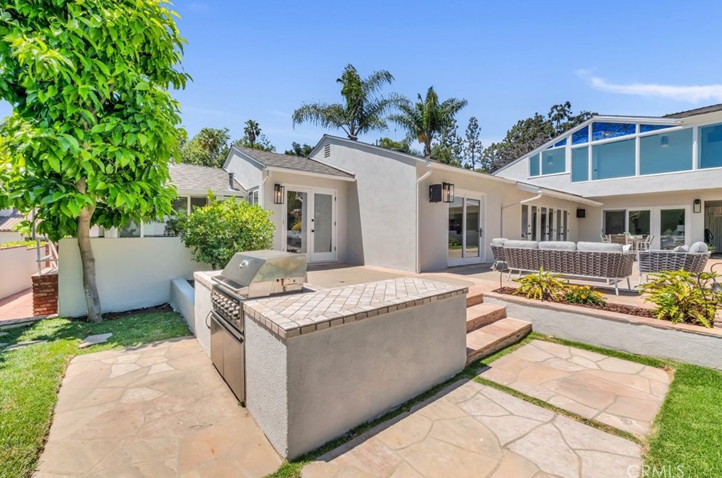 160 Thurston Ave, Los Angeles CA  90049-2422 exterior