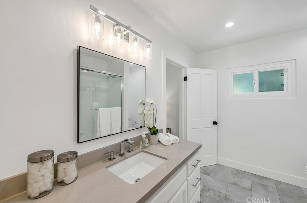 160 Thurston Ave, Los Angeles CA  90049-2422 exterior