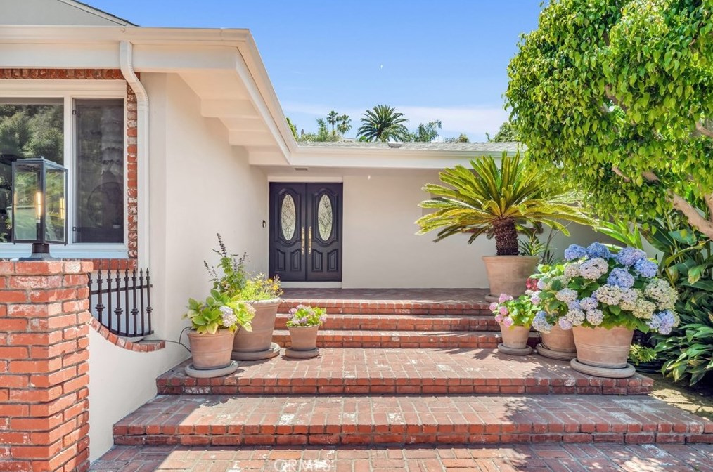 160 Thurston Ave, Los Angeles CA  90049-2422 exterior