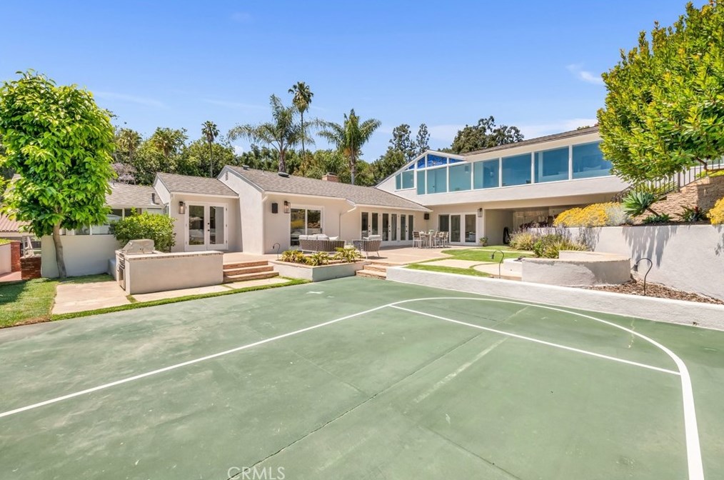 160 Thurston Ave, Los Angeles CA  90049-2422 exterior