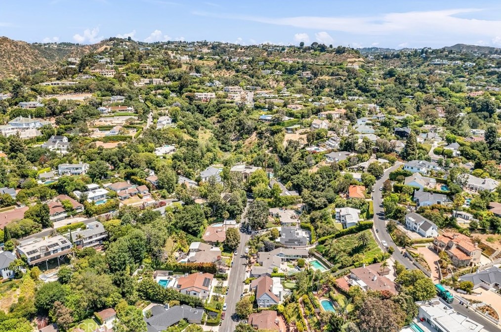 160 Thurston Ave, Los Angeles CA  90049-2422 exterior