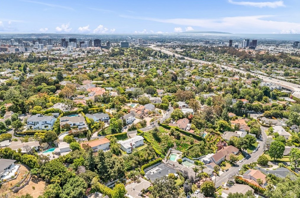 160 Thurston Ave, Los Angeles CA  90049-2422 exterior