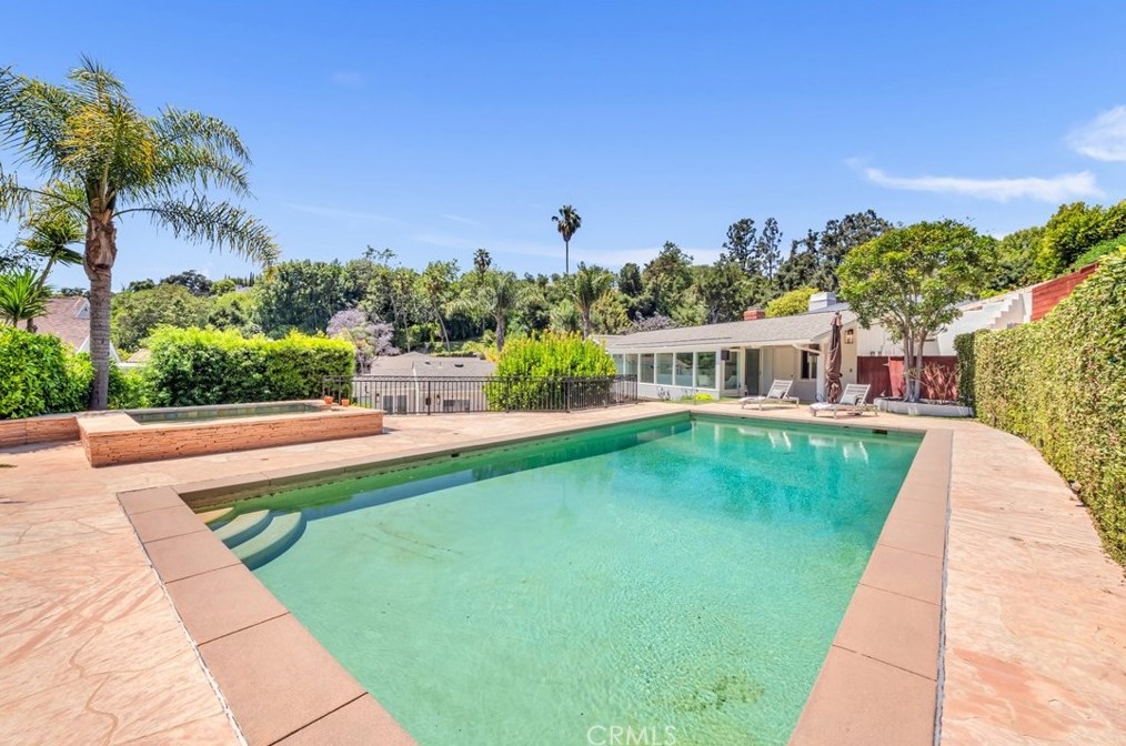 160 Thurston Ave, Los Angeles CA  90049-2422 exterior