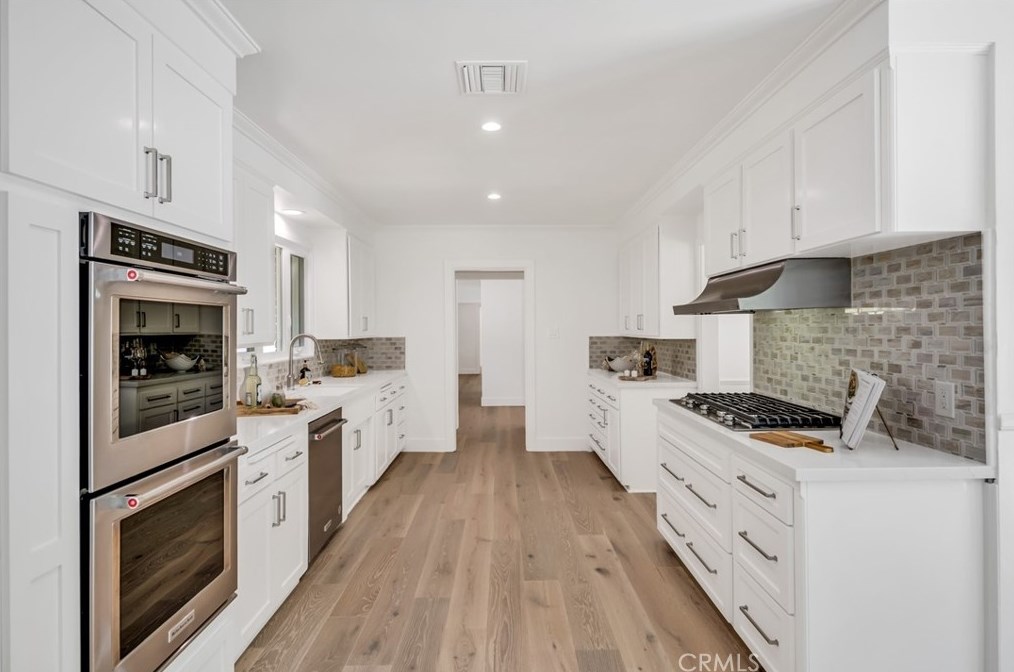 160 Thurston Ave, Los Angeles CA  90049-2422 exterior