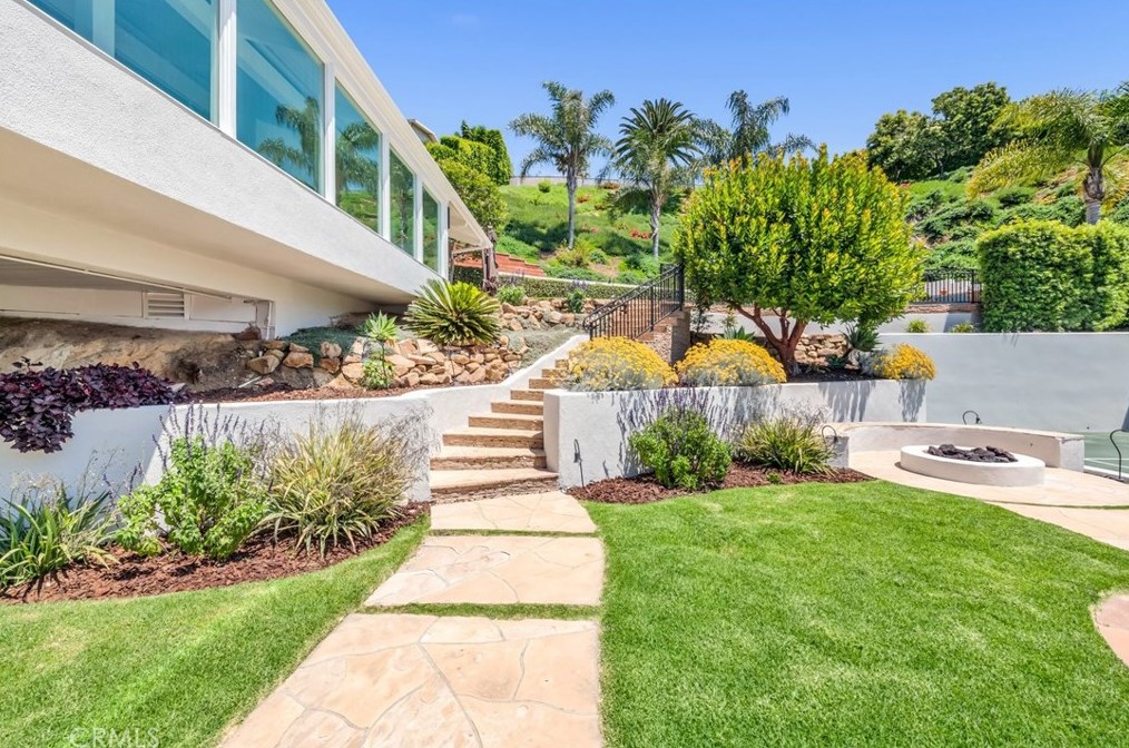 160 Thurston Ave, Los Angeles CA  90049-2422 exterior