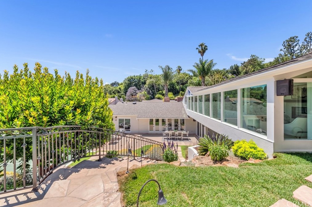 160 Thurston Ave, Los Angeles CA  90049-2422 exterior