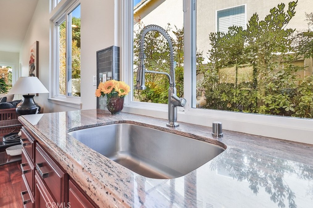 1649 Meadowglen Ct, Thousand Oaks CA  91320-3470 exterior