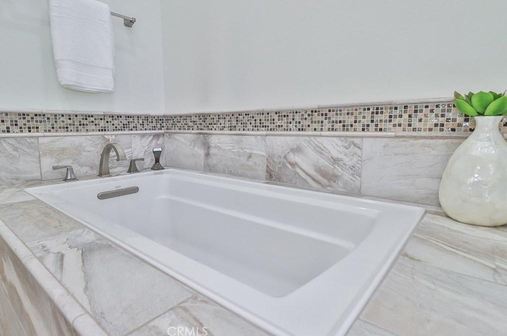 1649 Meadowglen Ct, Thousand Oaks CA  91320-3470 exterior