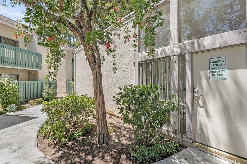 5700 Etiwanda Ave, Los Angeles CA  91356-2556 exterior