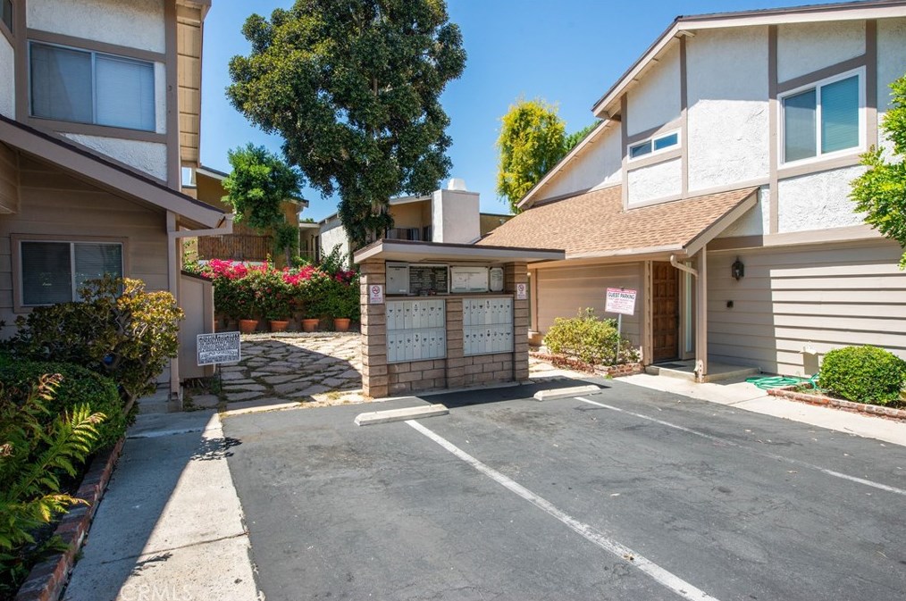 18319 Collins St, Los Angeles CA  91356-2452 exterior