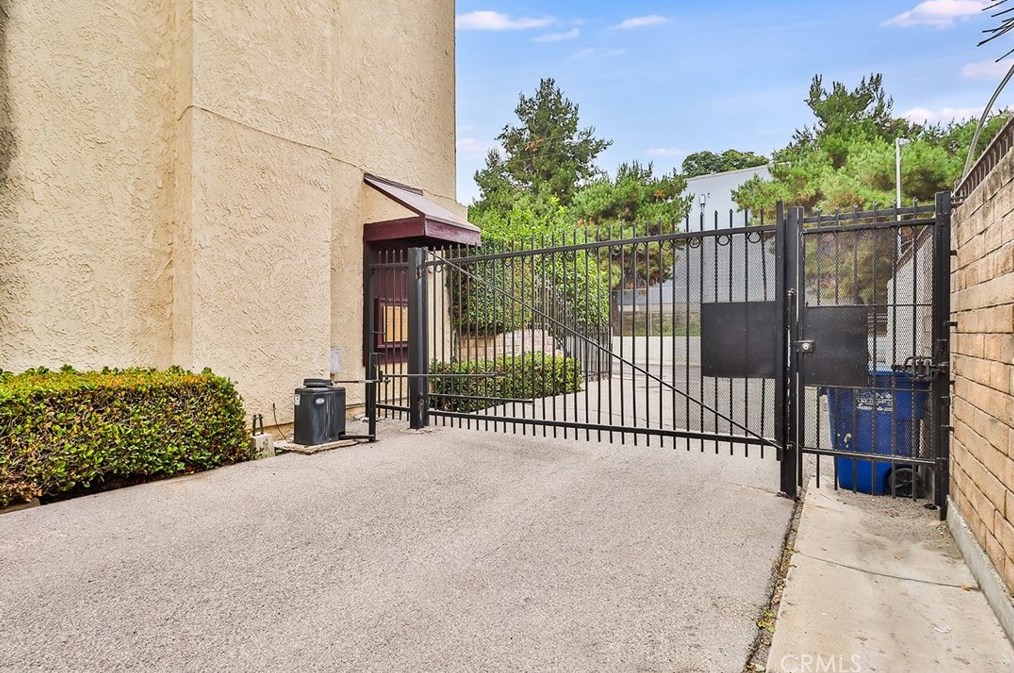 142 Rosemont Ave, Los Angeles CA  90026-5262 exterior