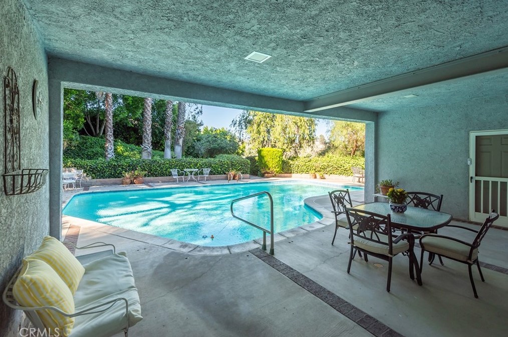 17811 Ridgeway Rd, San Fernando CA  91344-2134 exterior