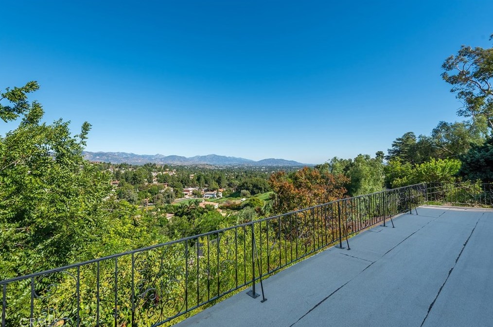 17811 Ridgeway Rd, San Fernando CA  91344-2134 exterior