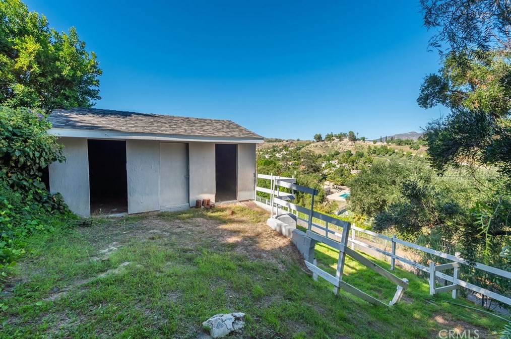17811 Ridgeway Rd, San Fernando CA  91344-2134 exterior