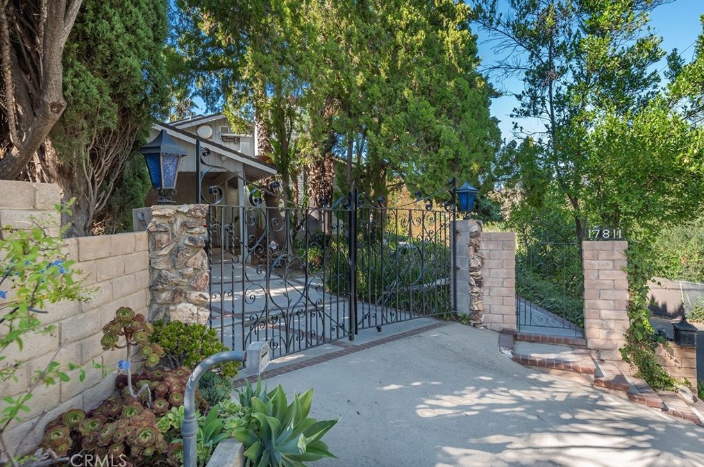 17811 Ridgeway Rd, San Fernando CA  91344-2134 exterior