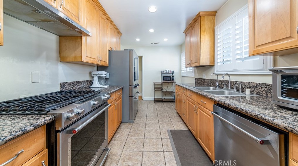 11000 Marklein Ave, San Fernando CA  91345-1330 exterior