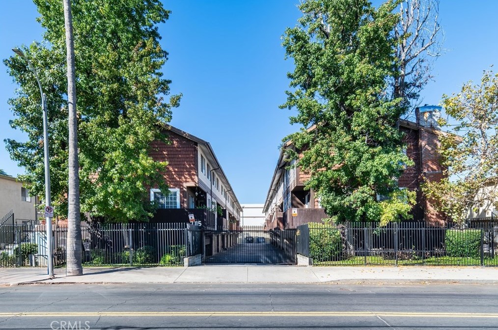 7115 Etiwanda Ave, Los Angeles CA  91335-4426 exterior
