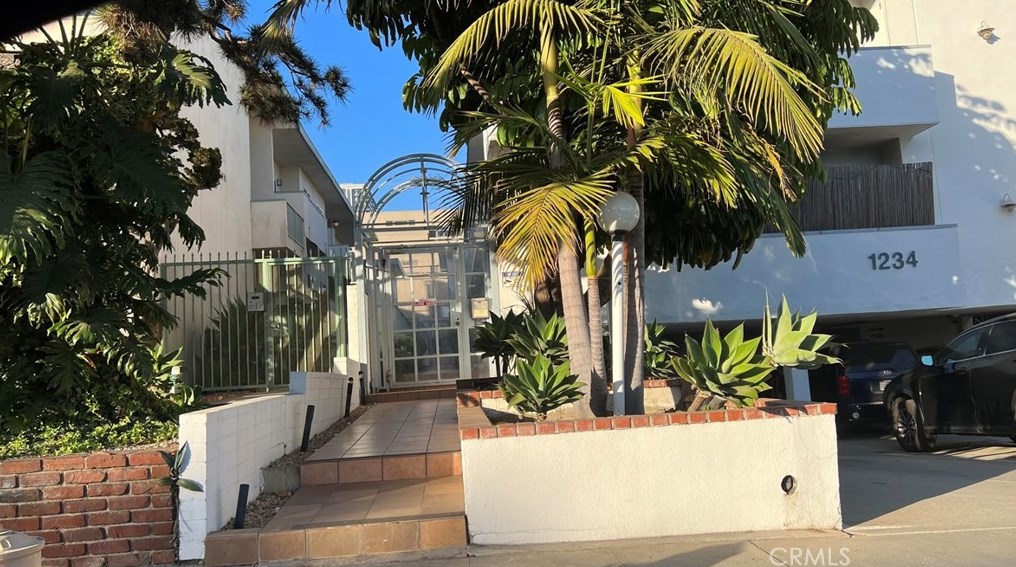 1234 Saltair Ave, Los Angeles CA  90025-1302 exterior