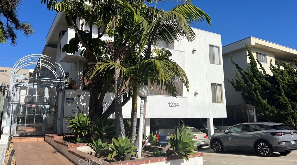 1234 Saltair Ave, Los Angeles CA  90025-1317 exterior