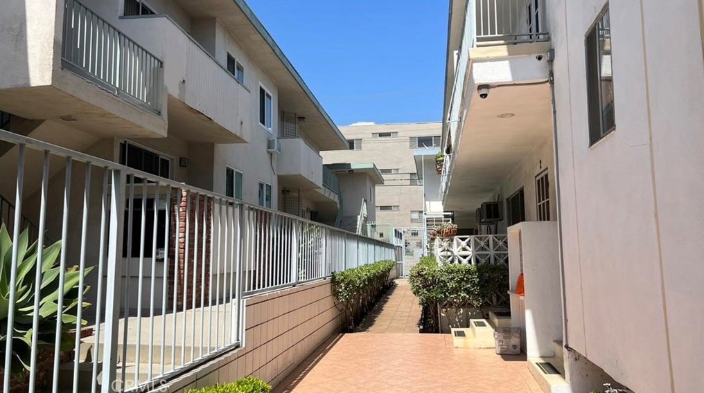 1234 Saltair Ave, Los Angeles CA  90025-1302 exterior