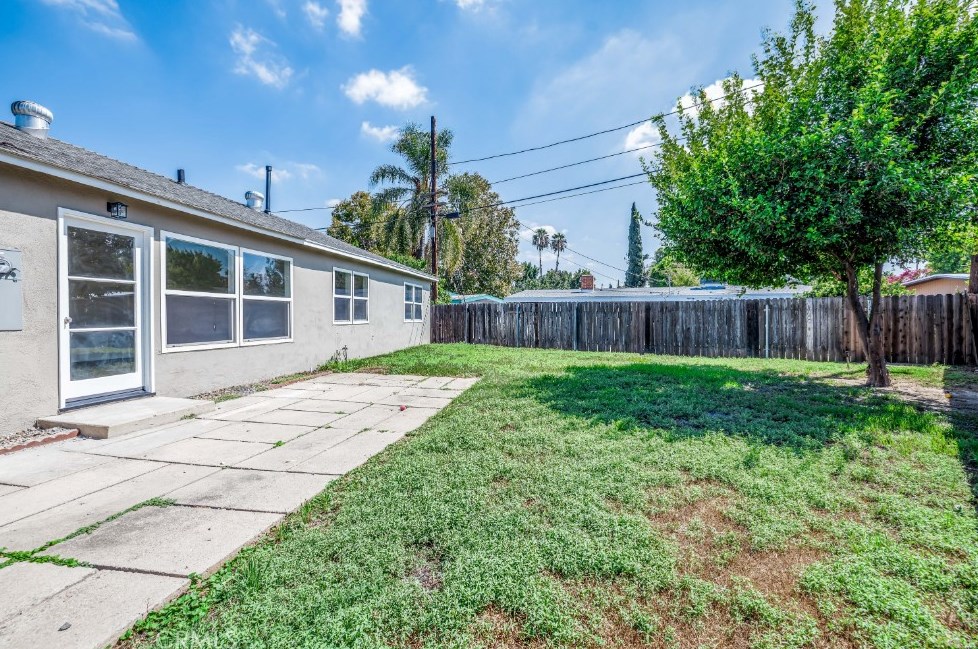 7815 Zelzah Ave, Los Angeles CA  91335-2228 exterior