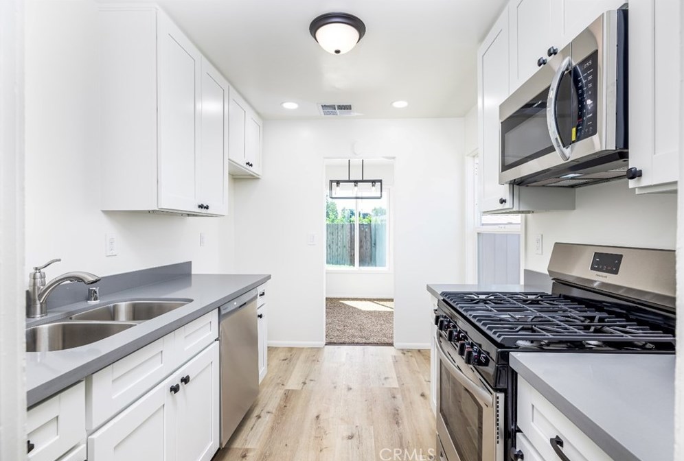 7815 Zelzah Ave, Los Angeles CA  91335-2228 exterior