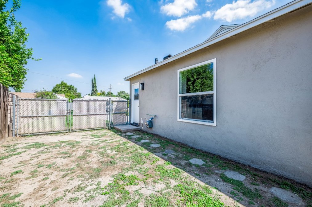 7815 Zelzah Ave, Los Angeles CA  91335-2228 exterior