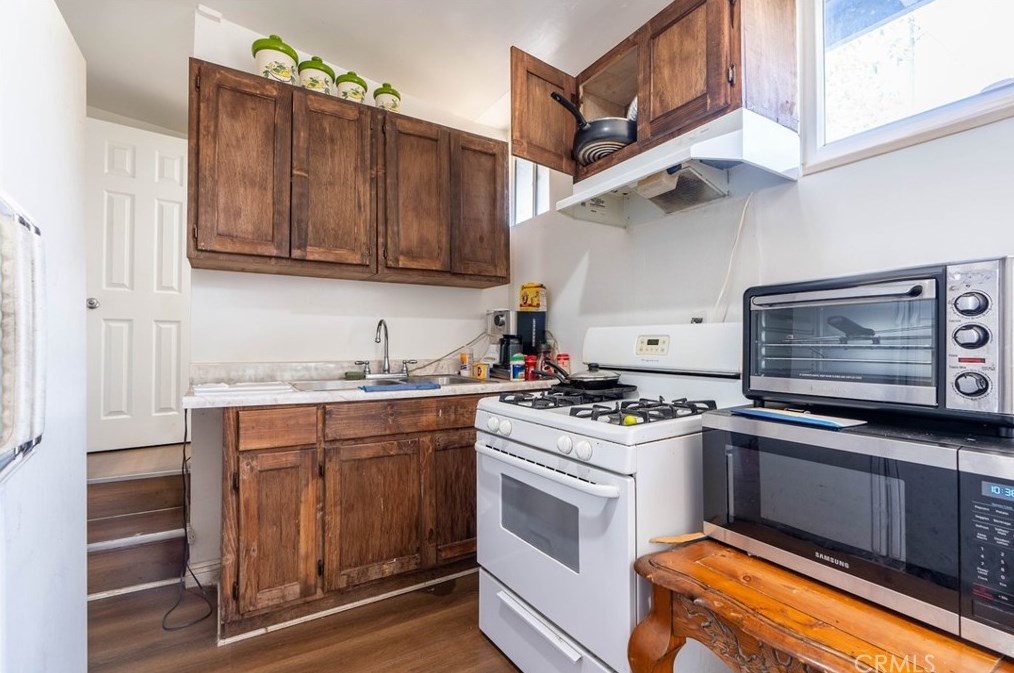 371 Fowler Ave, Pomona CA  91766-5342 exterior