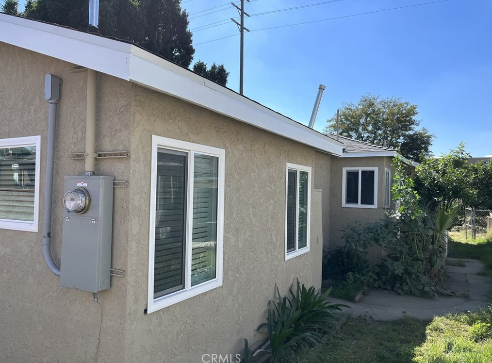 9738 Beachy Ave, Los Angeles CA  91331-5305 exterior