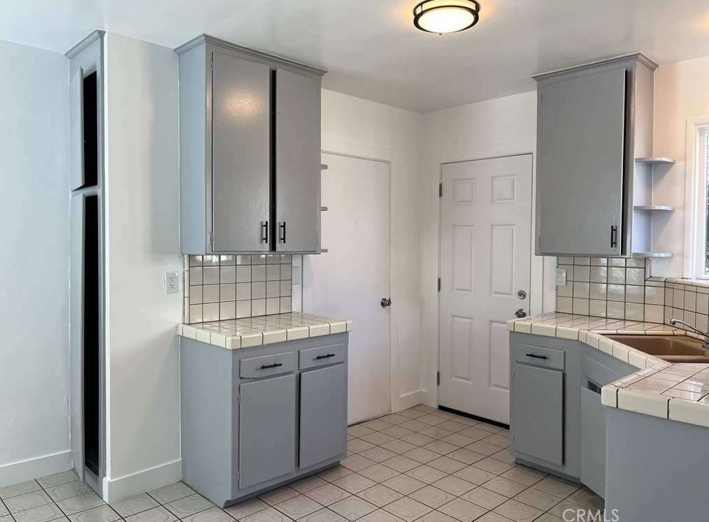 9738 Beachy Ave, Los Angeles CA  91331-5305 exterior