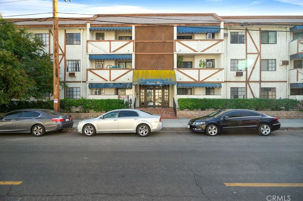 18530 Hatteras St, Los Angeles CA  91356-1958 exterior