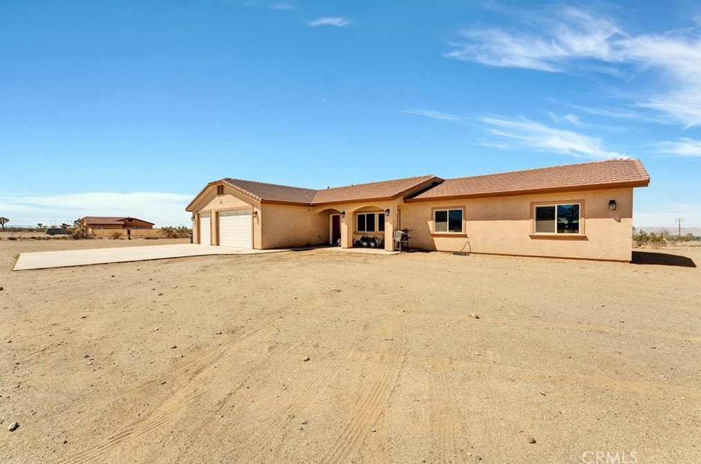 3014 Manzano Rd, Phelan CA  92371-7767 exterior